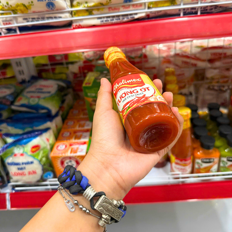 Dạng chai gọn phù hợp dùng trực tiếp trên bàn ăn