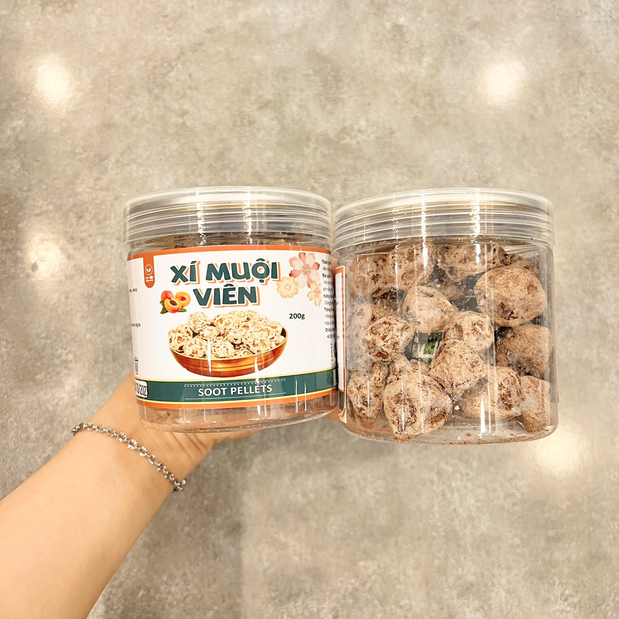 Kích thước hũ cầm tay gọn gàng, dễ mang theo