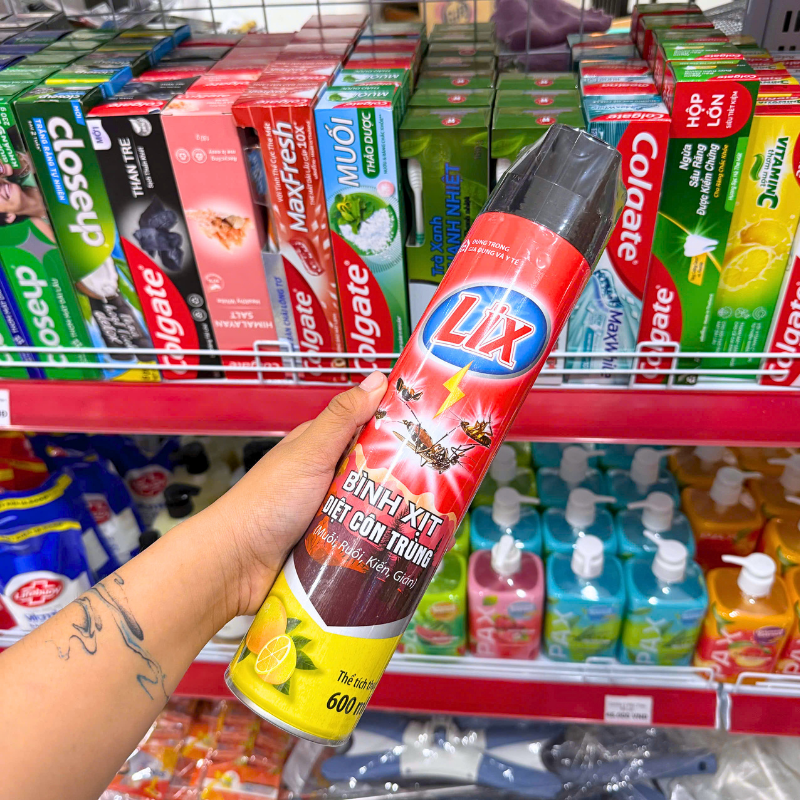 Cận cảnh thiết kế chai đỏ dạng xịt tiện dùng