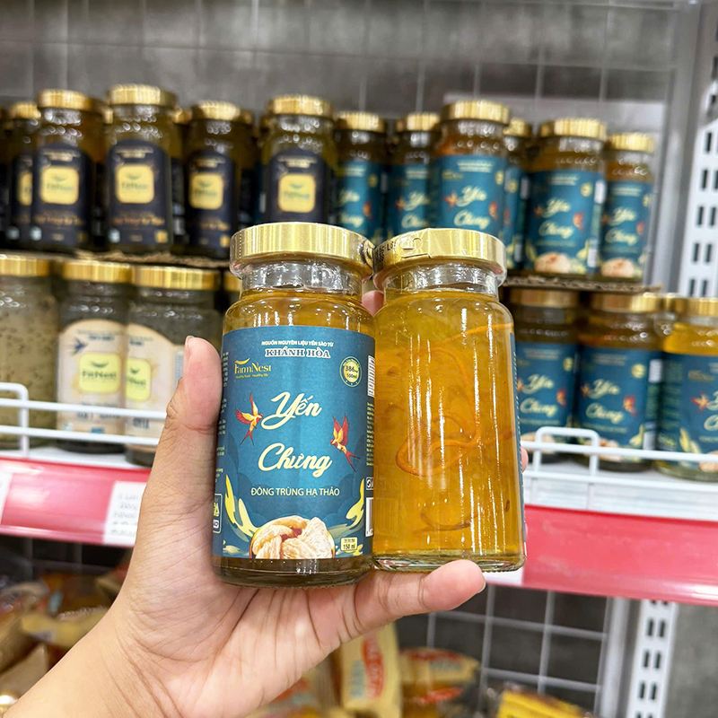 So sánh mặt trước và thân hũ trong cùng khung hình