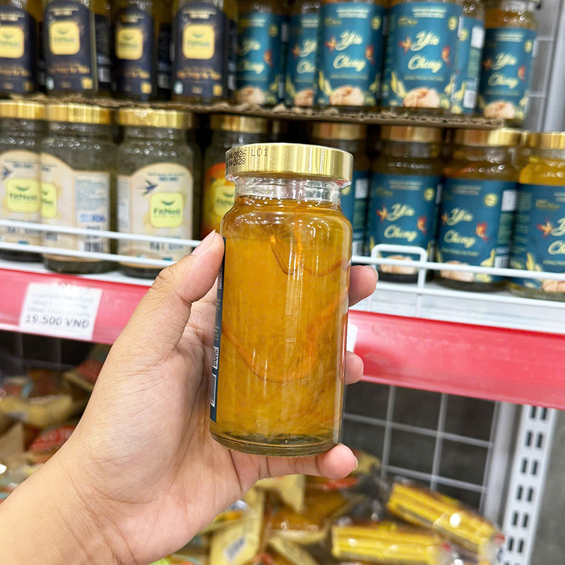 Cận cảnh hũ thủy tinh và phần nhãn bên hông