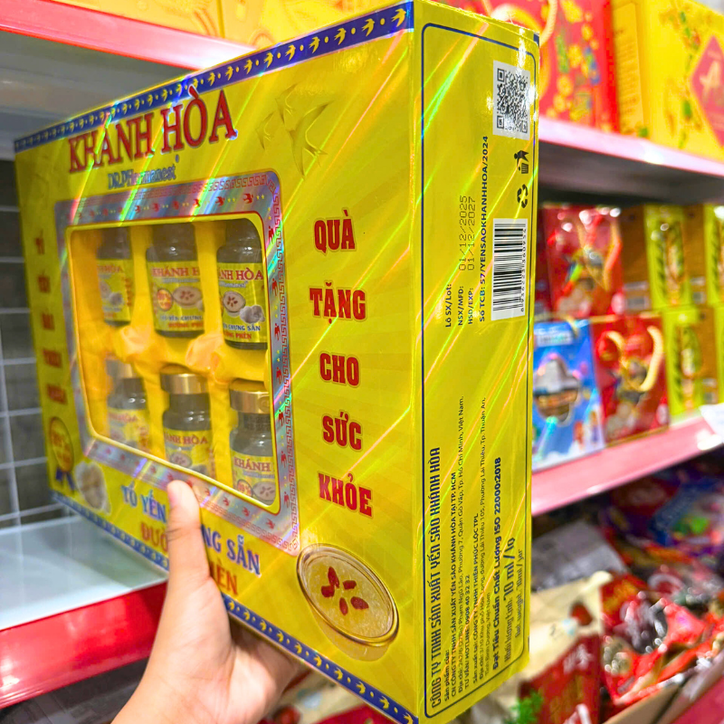 Cạnh hộp và nhãn thông tin ở bên hông sản phẩm