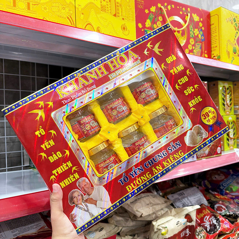 Cận cảnh cửa sổ hộp cho thấy cách sắp xếp các hũ nước yến