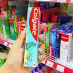 Kem Đánh Răng Colgate Ngừa Sâu Răng Em Bé 2+ Tuổi Hương Dâu 40g - Màu Xanh