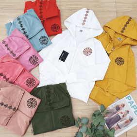 Áo khoác nữ có nón thêu chữ