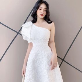 Đầm trắng xoè lệt vai nơ vải xốp hoa văn