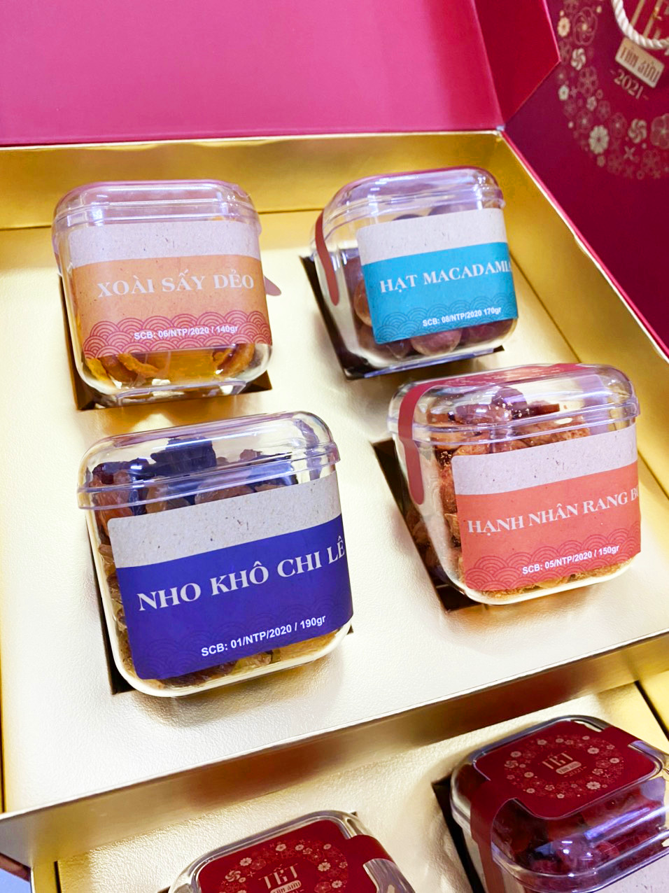 Hộp quà tết TÂN SỬU 2021 - 8 loại mứt thượng hạng siêu xịn Hộp quà tết TÂN SỬU 2021 - 8 loại mứt thượng hạng