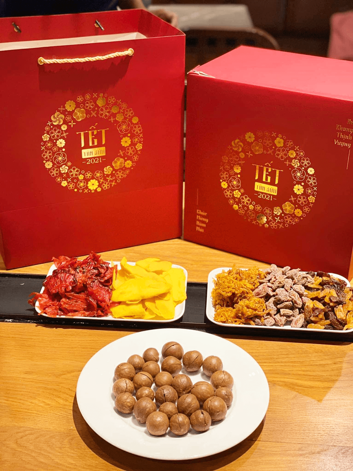Hộp quà tết TÂN SỬU 2021 - 8 loại mứt thượng hạng siêu xịn Hộp quà tết TÂN SỬU 2021 - 8 loại mứt thượng hạng