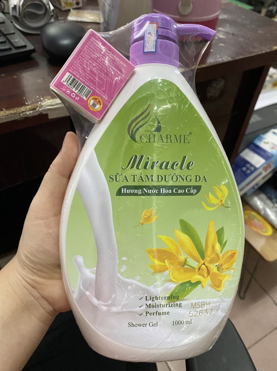 Sữa Tắm Nước Hoa Charme Miracle 1000ml Cho Nữ Hương Ngọc Lan Tây Sữa Tắm Nước Hoa Charme Miracle 1000ml Cho Nữ Hương Ngọc Lan Tây