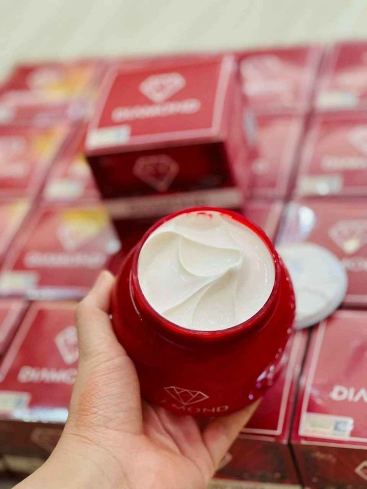 Kem body trắng da Diamond đỏ 