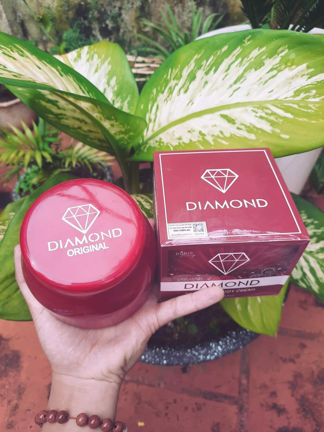 Kem body trắng da Diamond đỏ 