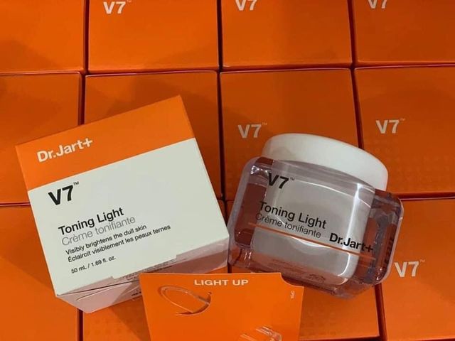 Giá sỉ kem Dưỡng Dr Jart+ 50ml V7 Toning Light Làm Sáng Da Mờ Thâm Nám Giá sỉ kem Dưỡng Dr Jart+ 50ml V7 Toning Light Làm Sáng Da Mờ Thâm Nám