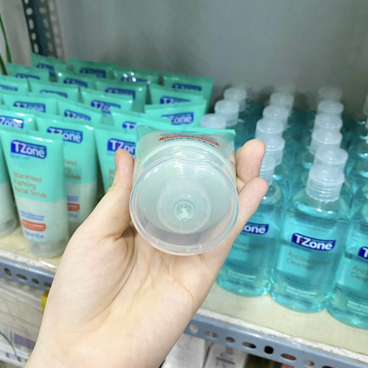 15492-z2819547122565-392d9f942c0c32da916447eac5f4b2f8.jpg Tẩy Tế Bào chết T-zone giảm mụn đầu đen Blackhead Fighting Facial Scrub 150ml chính hãng - 5012368013047