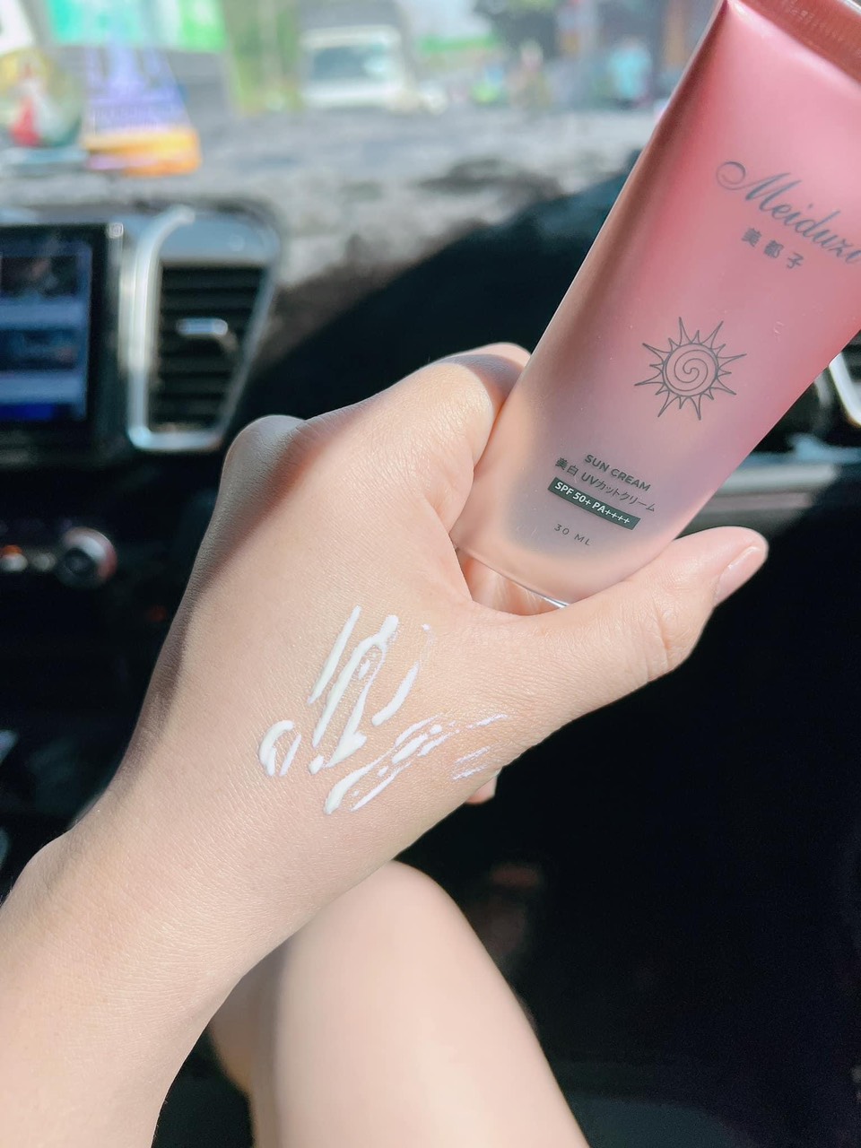 Kem Chống Nắng Meiduzi Dạng Sữa Nâng Tone Kem Chống Nắng Meiduzi Dạng Sữa Nâng Tone