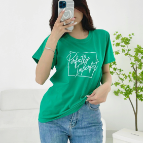 Áo thun thái nữ cổ tròn form suông in chữ Perfectly xanh lá - AG1202