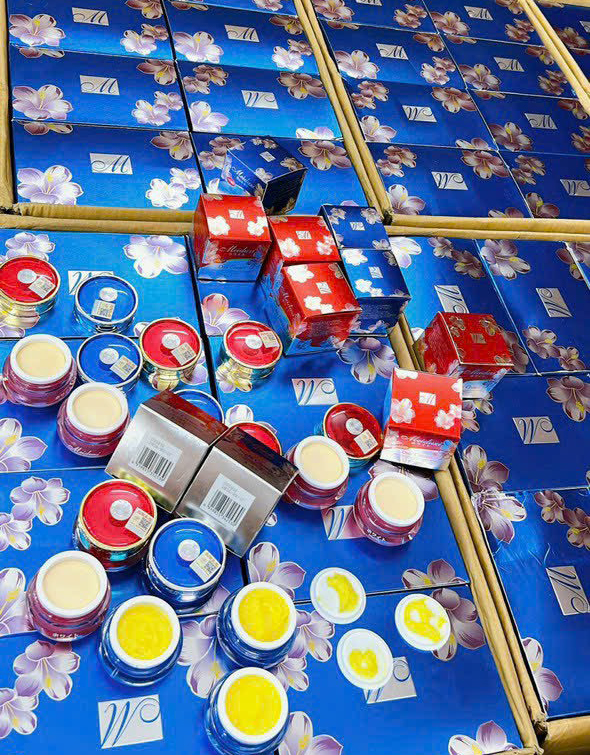 21248-z4695720513413-08f34b3074584caeb6a4590be7c81a33-1.jpg Kem Meiduzi Xanh Ban Đêm Tem Vuông - MEIDUZIXANHV