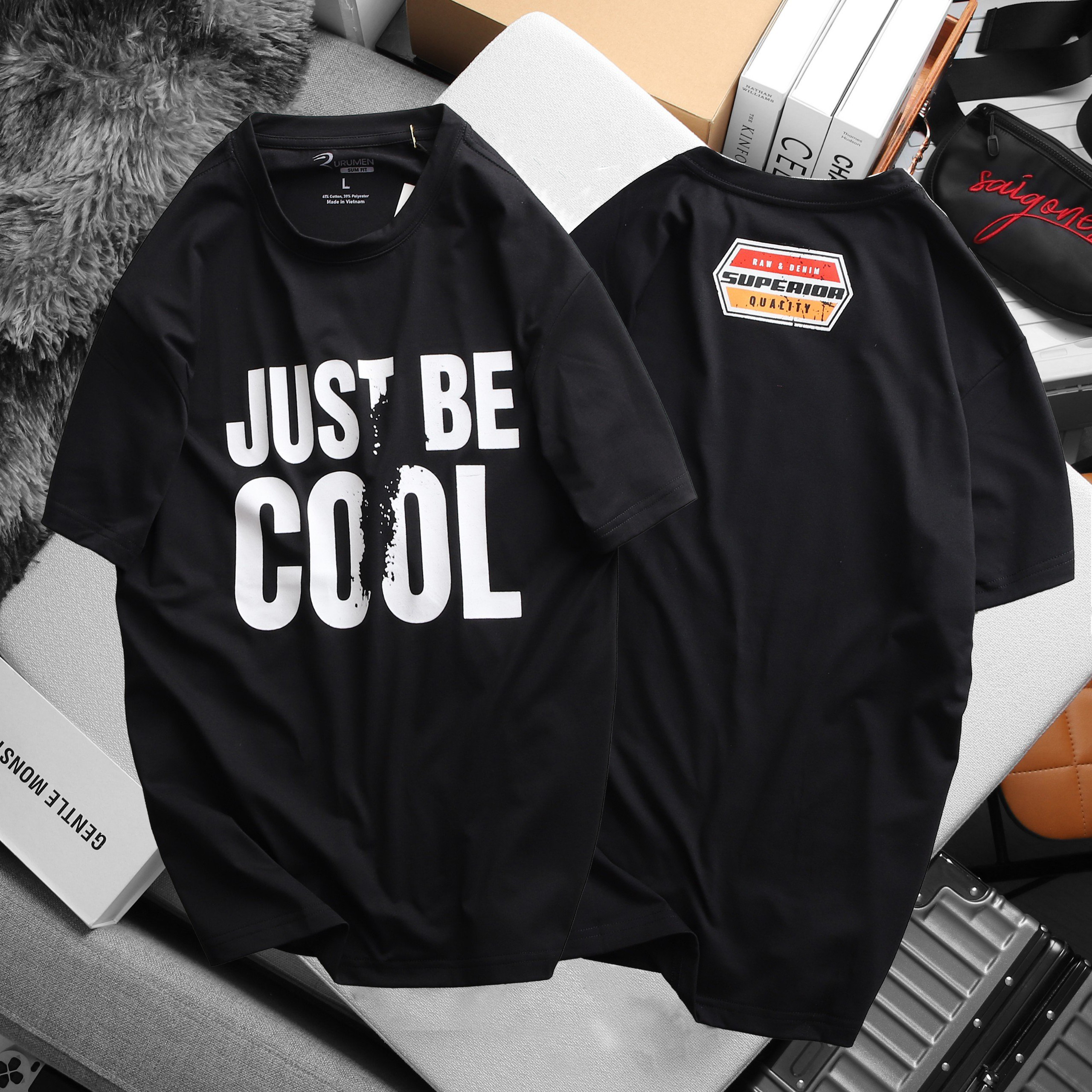Giá sỉ áo Thun Nam Cổ Tròn Rurumen Màu Đen In Chữ Just Be Cool Big Size Giá sỉ áo Thun Nam Cổ Tròn Rurumen Màu Đen In Chữ Just Be Cool Big Size
