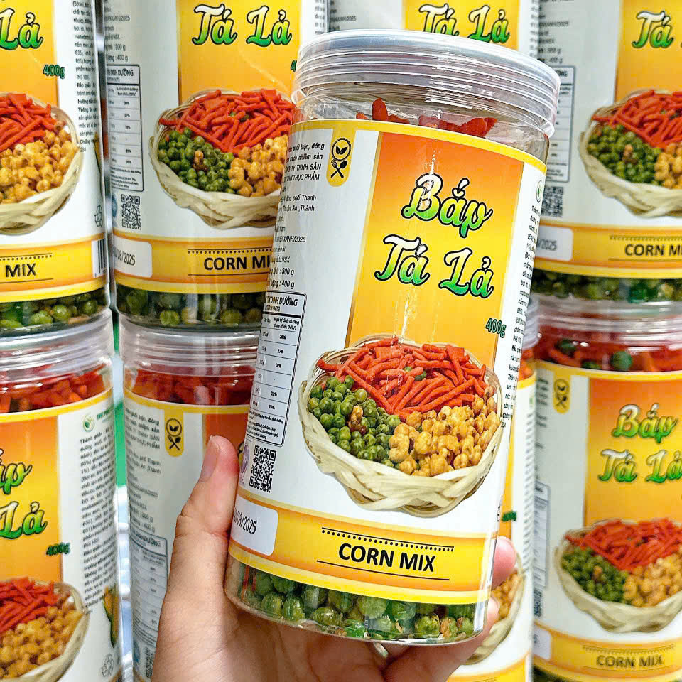 22536_z7208691930110-e4c16d2bac7fdc0acd55a11e6bbba114_20251110155943-1.png Bắp Tá Lả (Đậu hà lan - bim bim que - bắp mắm) Thơm Ngon 400g Hộp - BTL