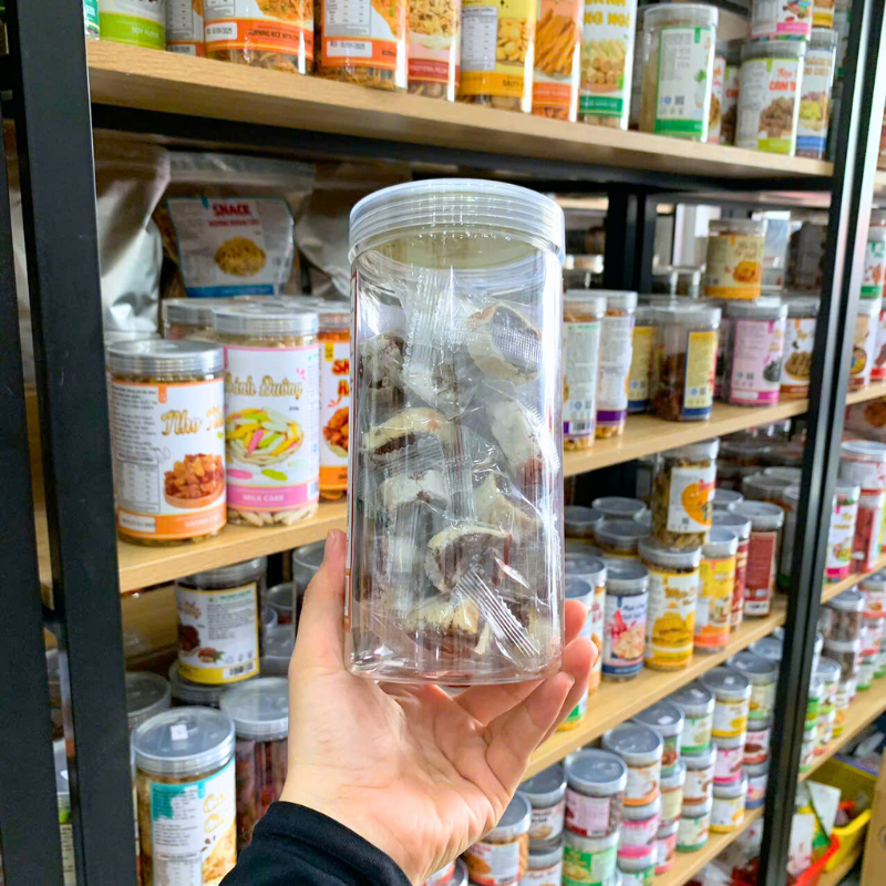 Kẹo Chuối Cuộn Bánh Tráng Thơm Ngon 300g - Hộp Pet Kẹo Chuối Cuộn Bánh Tráng Thơm Ngon 300g - Hộp Pet