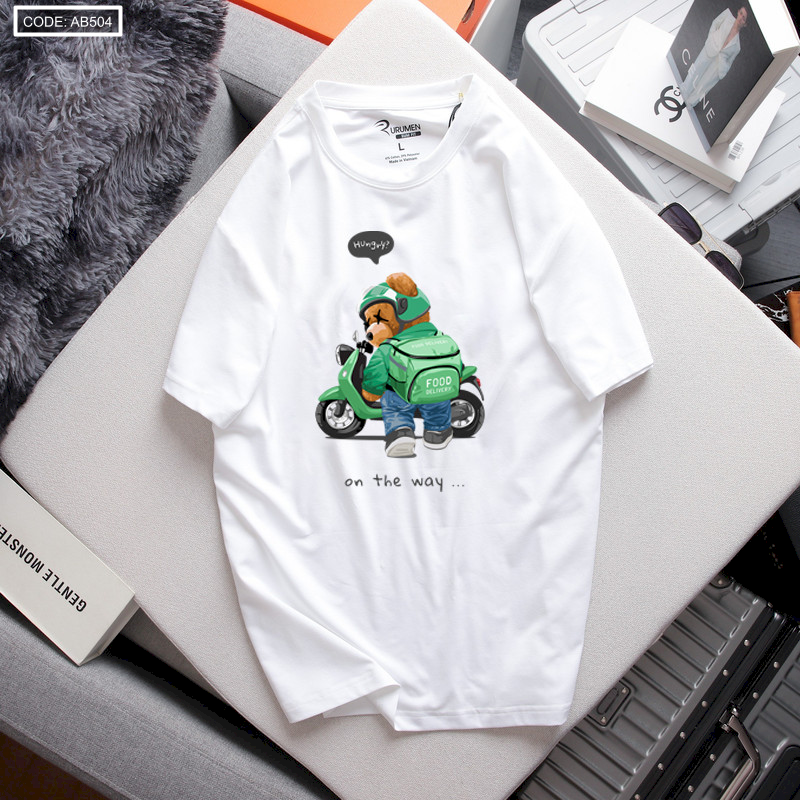 Shop sỉ áo Thun Nam Cổ Tròn Rurumen Màu Trắng In Hình Gấu Mang Balo (Có size 4x) Shop sỉ áo Thun Nam Cổ Tròn Rurumen Màu Trắng In Hình Gấu Mang Balo (Có size 4x)