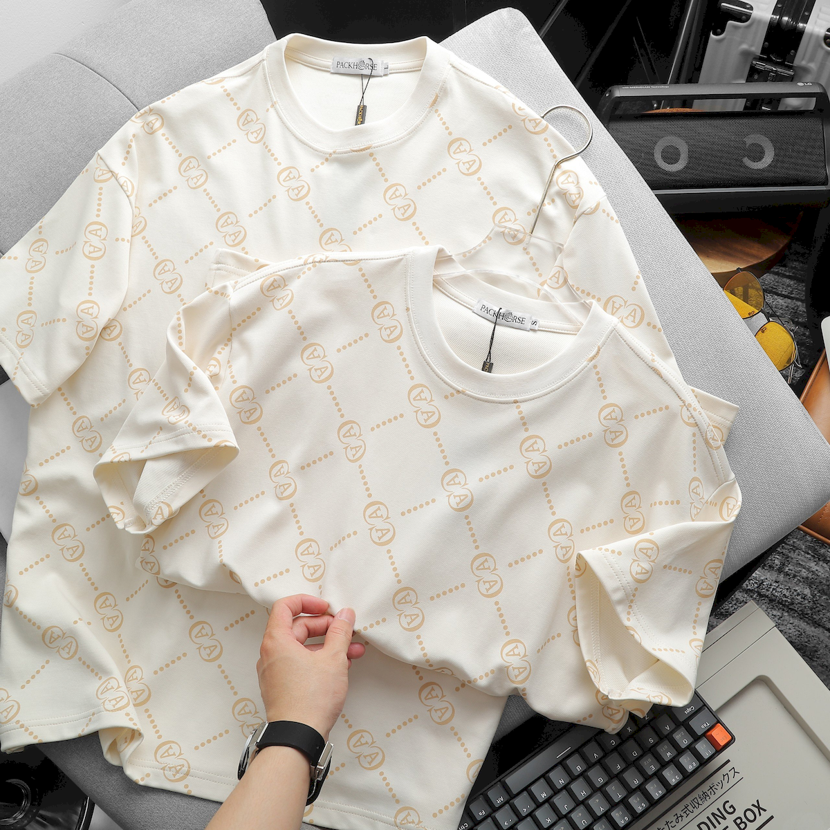 Áo Thun Cặp Nam Nữ Cổ Tròn Pack Horse In Chữ AA