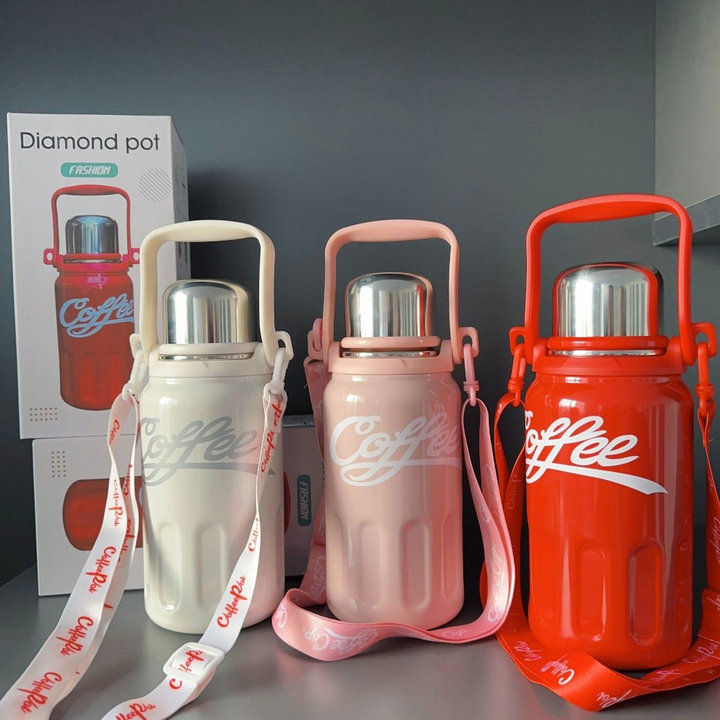 25228_mochanstore-com-binh-giu-nhiet-inox-coffee-cup-day-deo-1200ml-su-copy_20240923180716-3.jpg Bình Giữ Nhiệt Coffee Có Quai Đeo Xách 1200ml 24x10x10cm - BGNCC01