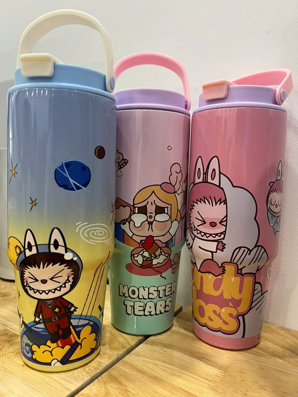 Shop sỉ ly Giữ Nhiệt Labubu Loang Màu Có Quai Xách 900ml Shop sỉ ly Giữ Nhiệt Labubu Loang Màu Có Quai Xách 900ml