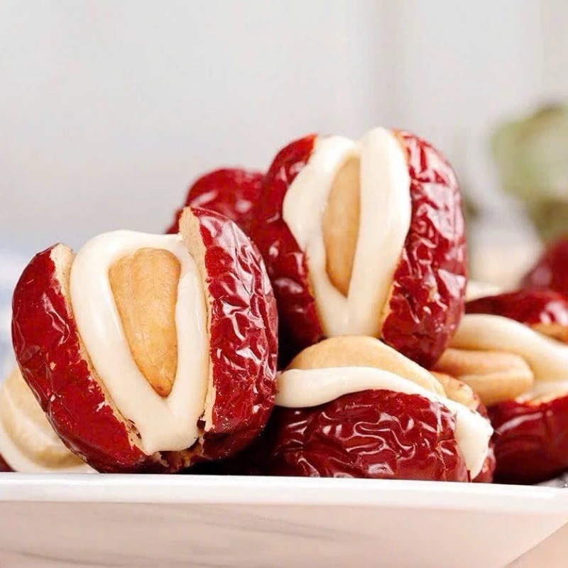 25693_vn-11134207-7ras8-m0zixqeff2u3c4_20241108180630-1.jpg Kẹo Táo Đỏ Kẹp Sữa Lạc Đà Nhân Hạt Điều Paofu 300g - 6971153692821