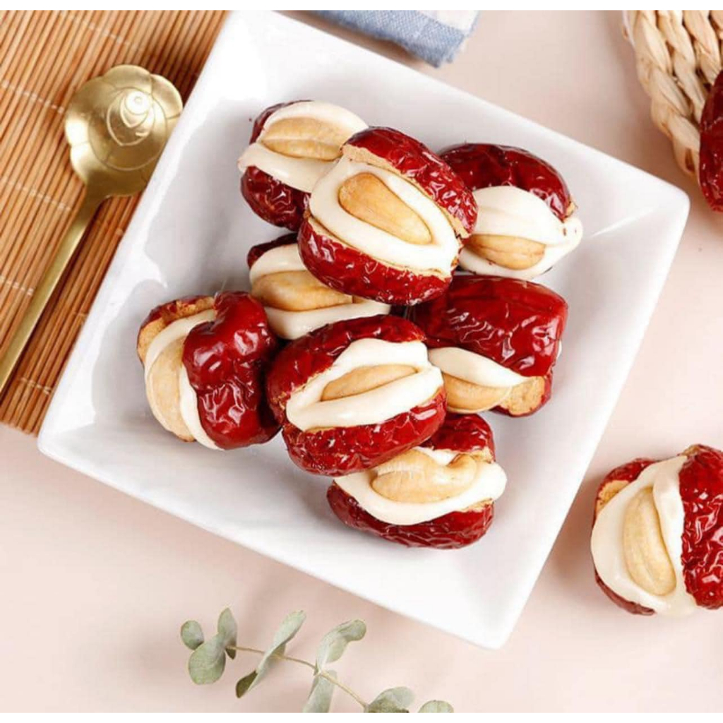 25693_vn-11134207-7ras8-m1ee3yt48hnc65-1_20241108180630-1.jpg Kẹo Táo Đỏ Kẹp Sữa Lạc Đà Nhân Hạt Điều Paofu 300g - 6971153692821