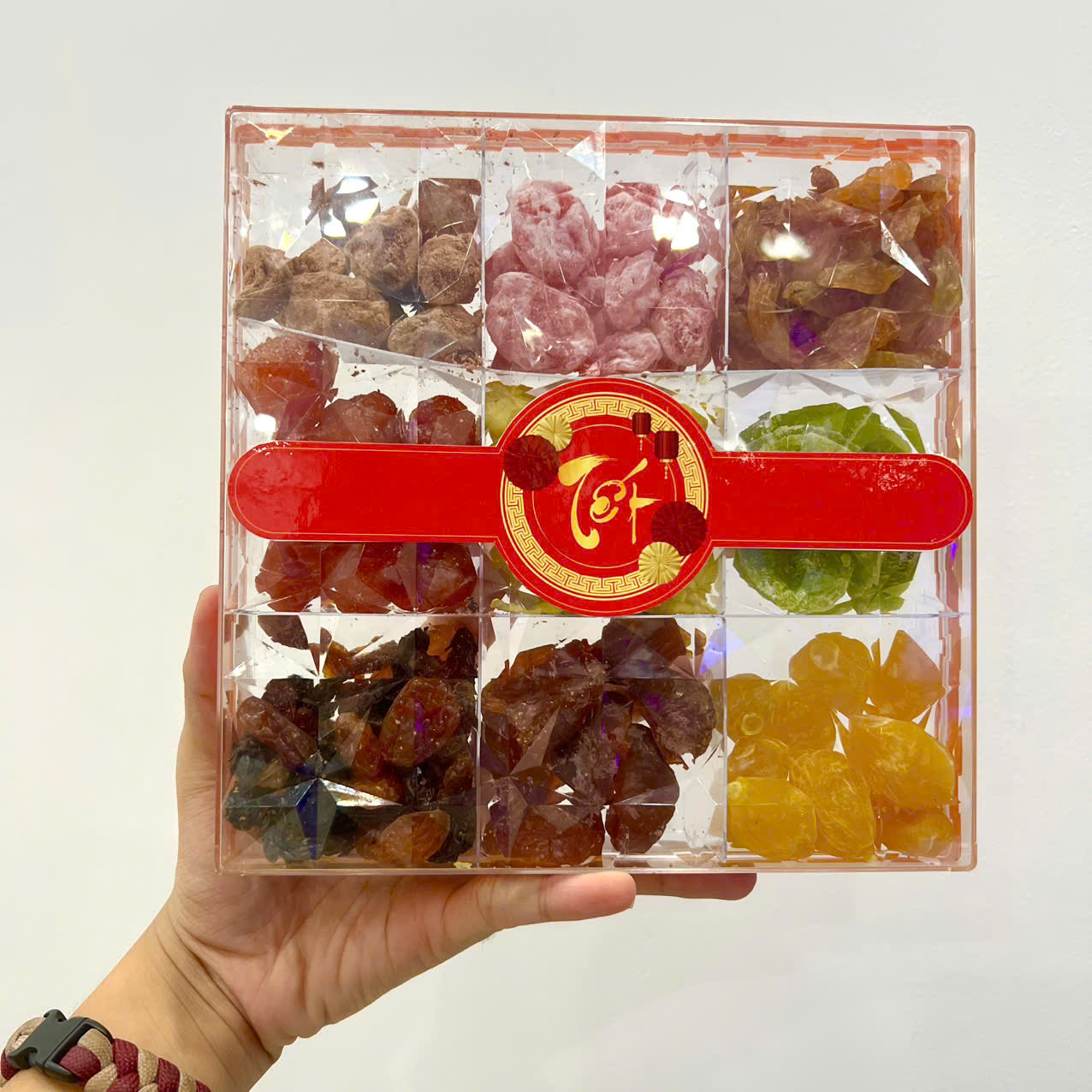 25760_z6031208259194-b62b8c3fad9bd7e6dadc60186f4a6a86_20241114122018-11.jpg Set Hộp Mix Mứt 9 Vị (Đào Hồng, Đào Vàng, Đào Bổ, Kiwi, Mận Cơm, Xí Muội Voi, Nho Vàng, Nho Chile, Vỏ Bưởi Chanh Dây) Ngôi Sao Lớn 700G Hộp Tết - MCVHNSL700