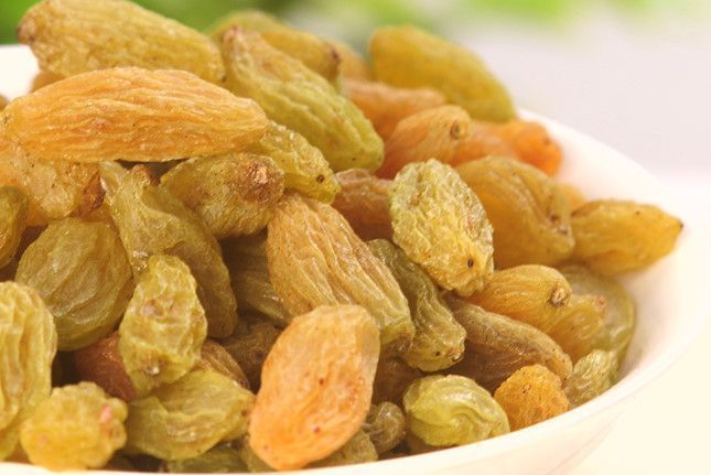 25762_cach-lam-mut-nho-kho-sieu-ngon-ngay-tet-phunutodayvn-2-2213_20241114150415-3.jpg Hộp Nho Vàng Bát Giác 250G Hộp Quà Tết 2026 - NVSHBG250