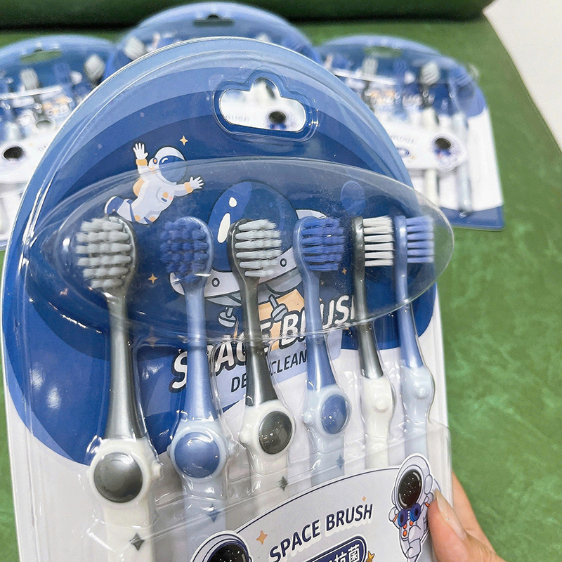 25927_z6219148457287-81bf780dd57c36ff1551dba2de7fda63_20250124174140-6.jpg Set 6 Bàn Chải Đánh Răng Cho Bé Phi Hành Gia - BCDRPHG