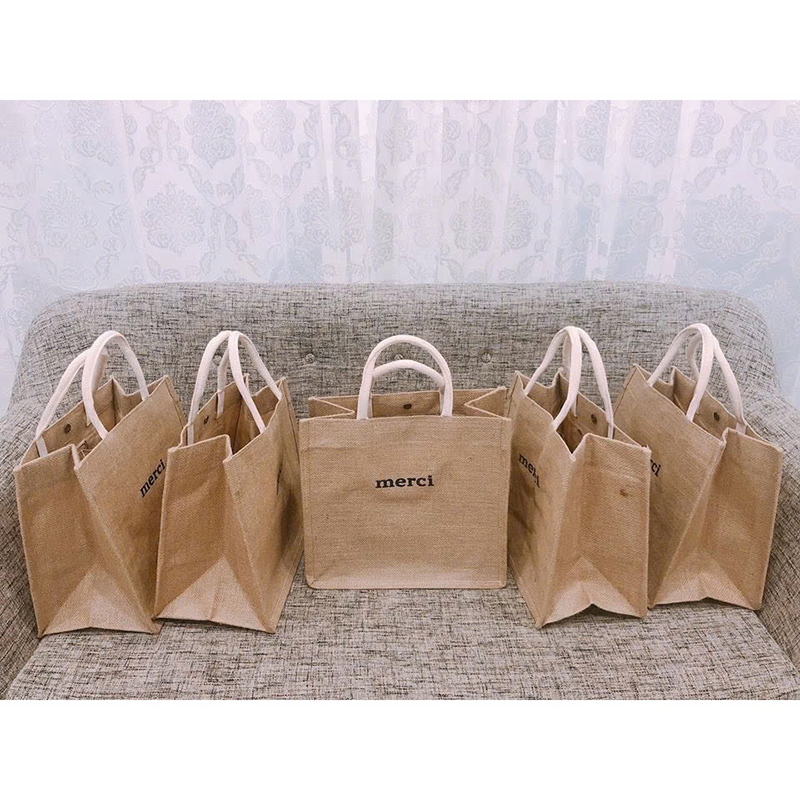 25975_z6225748939665-0b1579f8c158e04b16a10af5ed807361_20250117141158-11.jpg Túi Cói Merci - Túi Xách In Chữ Đơn Giản 36x31x19cm - TCHTDG02