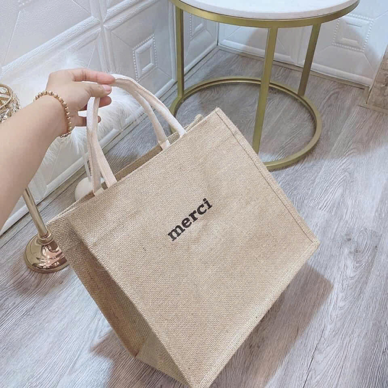 Kho sỉ túi Cói Merci - Túi Xách In Chữ Đơn Giản 36x31x19cm Kho sỉ túi Cói Merci - Túi Xách In Chữ Đơn Giản 36x31x19cm