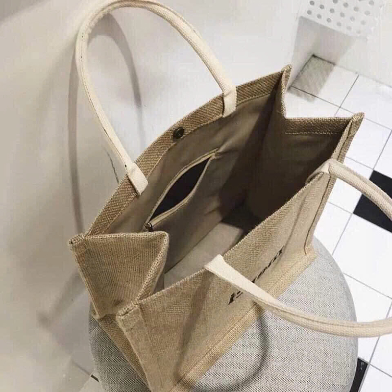 25975_z6225748986709-d51bd6ced7f2f97021c02ba6131e33cb_20250117141157-11.jpg Túi Cói Merci - Túi Xách In Chữ Đơn Giản 36x31x19cm - TCHTDG02