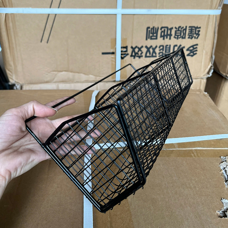 26011_z6238101973497-ed38fe36aa46d0b79506ae9766cce9e4_20250120141534-2.jpg Kệ Lưới Dán Tường - Kệ Sắt Đựng Đồ 3 Ngăn - KDT01