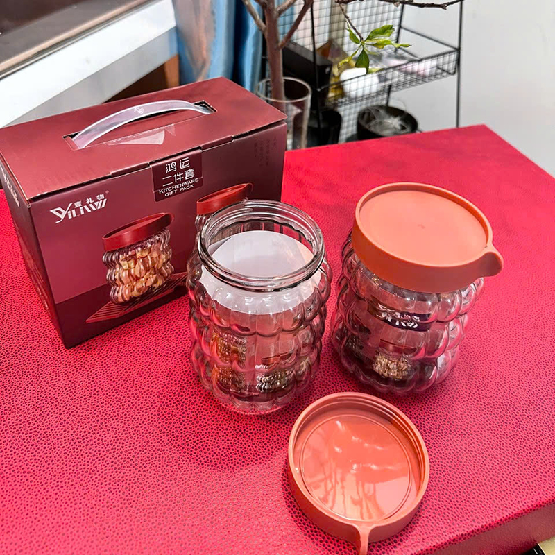 26084_z6251636259666-fbff3633f647832bbb925802ed8b051a_20250206094617-2.jpg Bộ 2 Hũ Đựng Gia Vị Thủy Tinh Cao Cấp - Lọ Gia Vị Nắp Đỏ YILIWU 9x16cm - DGV02