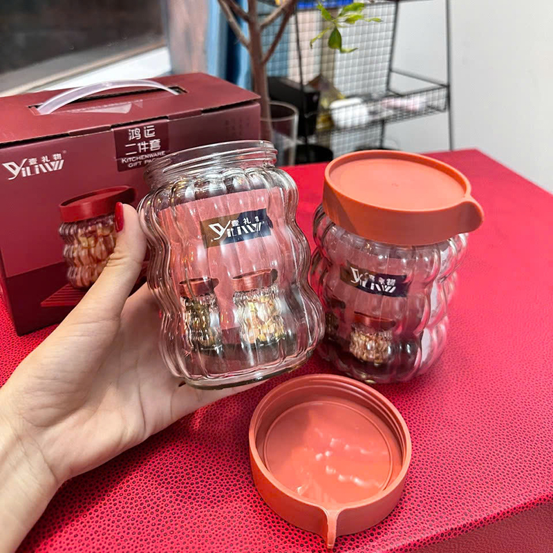 26084_z6251636265450-b49edc5b12513669f29f64285b03c527_20250206094618-2.jpg Bộ 2 Hũ Đựng Gia Vị Thủy Tinh Cao Cấp - Lọ Gia Vị Nắp Đỏ YILIWU 9x16cm - DGV02