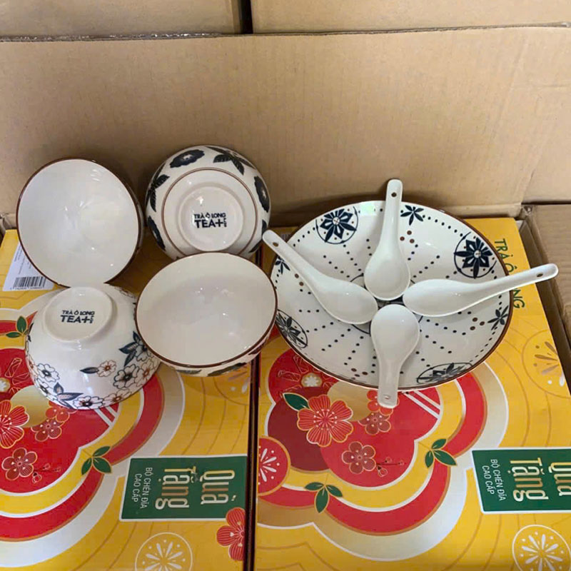 26144_z6390567516525-7ad77a5f95c9fb85150dbcef653d3358_20250315172939-1.jpg Set Bộ Quà Tặng Cao Cấp Gồm 4 Chén + 1 Dĩa + 4 Muỗng Họa Tiết Cao Cấp - BQTCDC
