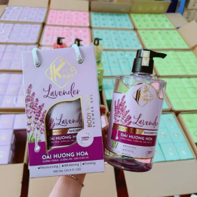 Sữa Tắm Kina Hương Nước Hoa Oải Hương 900ml - Hỗ Trợ Cấp Ẩm Dưỡng Sáng Da Mịn Màng - Tặng Kèm 1 Bông Tắm