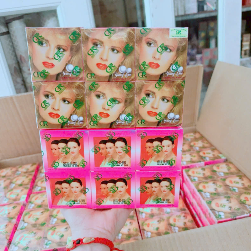 Kho sỉ combo 12 Hộp Kem Face Dưỡng Trắng Da Ngọc Trai Cô Gái Tóc Xù Young One 4.5g/Hộp Kho sỉ combo 12 Hộp Kem Face Dưỡng Trắng Da Ngọc Trai Cô Gái Tóc Xù Young One 4.5g/Hộp