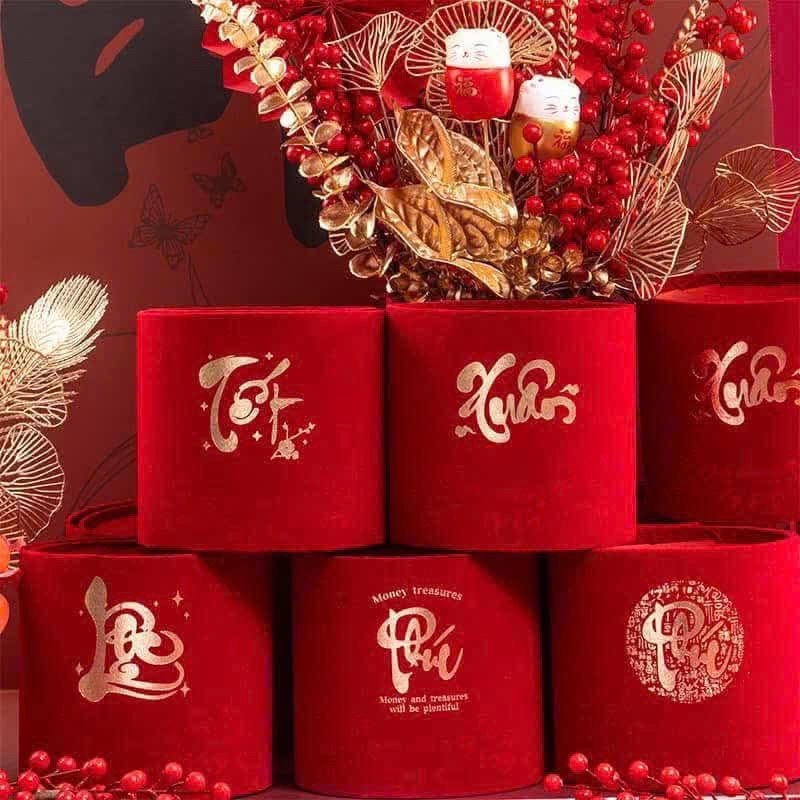 27440_176_20251126164745.png Cặp 2 Trụ Nhung Đỏ Cắm Hoa In Chữ - Hộp Cắm Hoa Đỏ Trang Trí Tết - BCH01