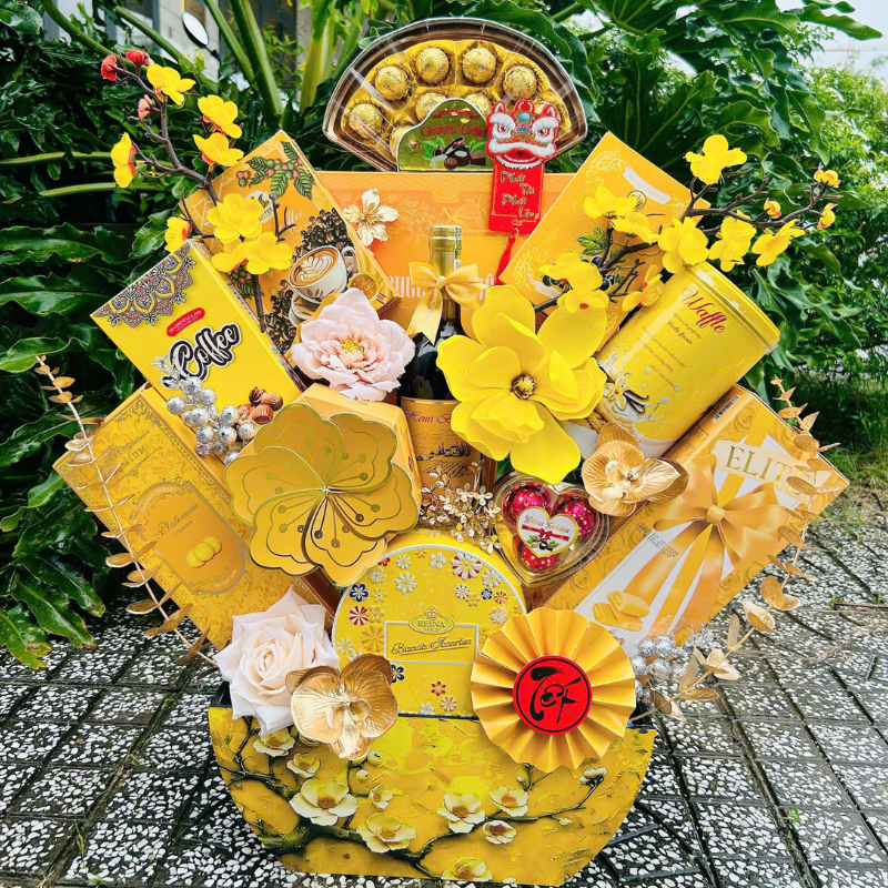 27462_46_20251127153752.png Giỏ Quà Tết Set 13 Món Cao Cấp Vàng Đỏ Xanh Dương - Quà Tặng Tết Sang Trọng - Quà Trang Trí Tết - QTTT09