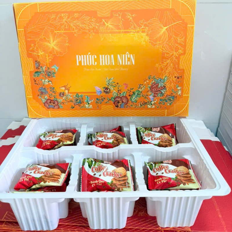 27587_72_20251210105600.png Bánh Hộp Vị Phô Mai, Cà Phê Phúc Hoa Niên - Hộp Bánh Sang Trọng Trang Trí Tết - HBPHN01