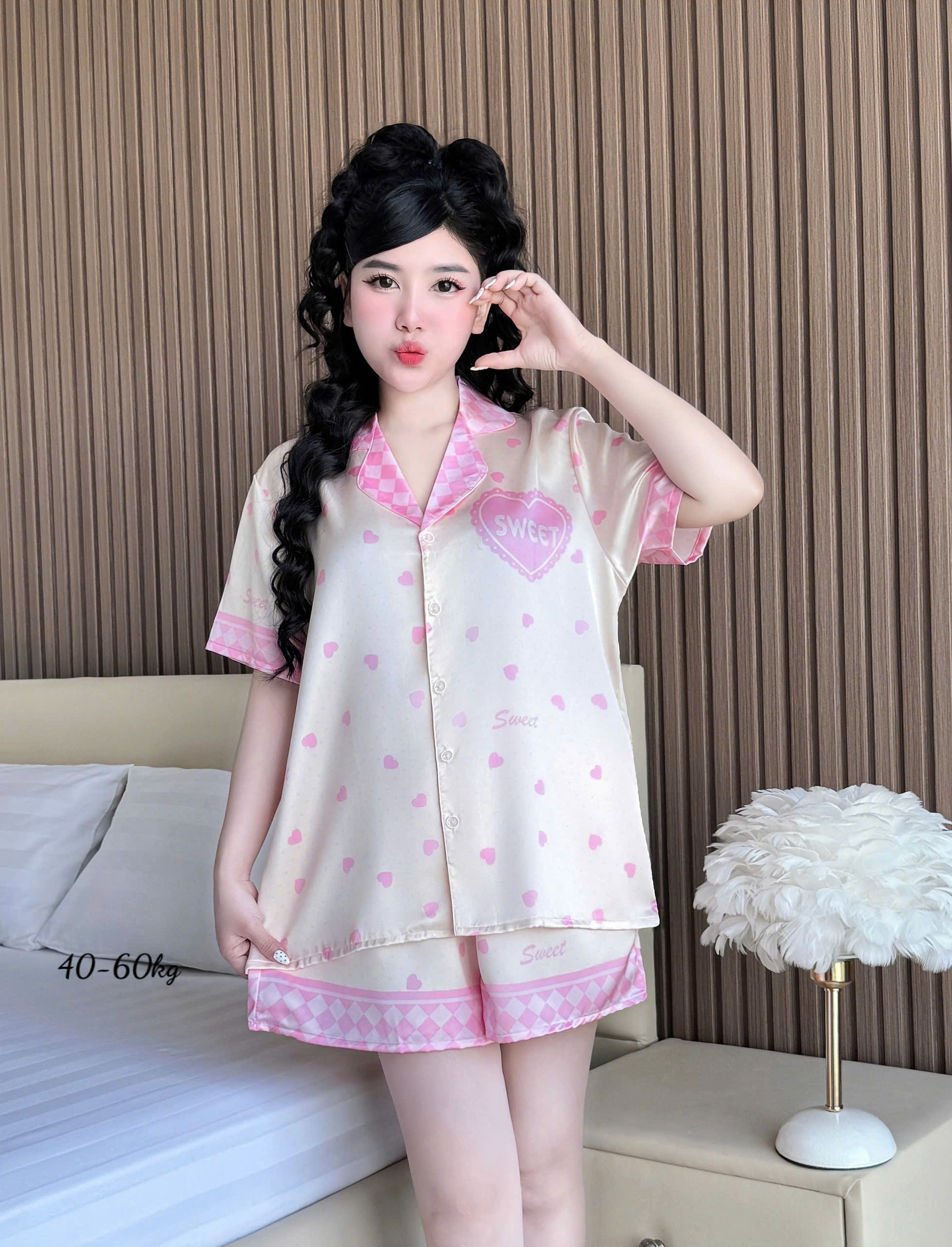 27664_z7332590617256-4e159042aeb6eeca49f43afb0215e13c_20251216144638.png Đồ Bộ Ngủ Nữ Họa Tiết Đơn Giản Mặc Mát Thoải Mái Size Thường 40–60kg - DBO5198