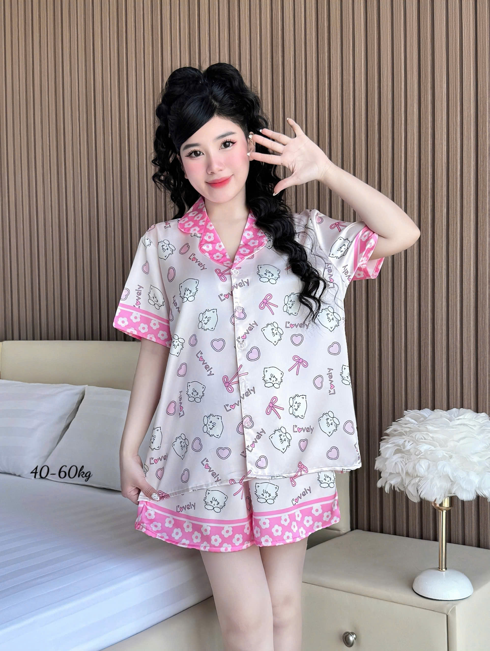 27664_z7332590656617-e16fd9942fb63dd4fd453b0aa3a41e32_20251216144644.png Đồ Bộ Ngủ Nữ Họa Tiết Đơn Giản Mặc Mát Thoải Mái Size Thường 40–60kg - DBO5198