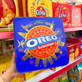 Bánh Quy Oreo (Vị Kem Socola, Vani, Dâu) - Bánh Quy Sữa Oreo - Bánh Kinh Đô Oreo Hộp Thiếc 393,75g (15 Gói x 26,25g) - Kèm Túi - 8934680115711