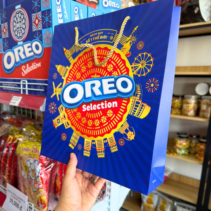 Bánh Quy Oreo (Vị Kem Socola, Vani, Dâu) - Bánh Quy Sữa Oreo - Bánh Kinh Đô Oreo Hộp Thiếc 393,75g (15 Gói x 26,25g) - Kèm Túi Bánh Quy Oreo (Vị Kem Socola, Vani, Dâu) - Bánh Quy Sữa Oreo - Bánh Kinh Đô Oreo Hộp Thiếc 393,75g (15 Gói x 26,25g) - Kèm Túi