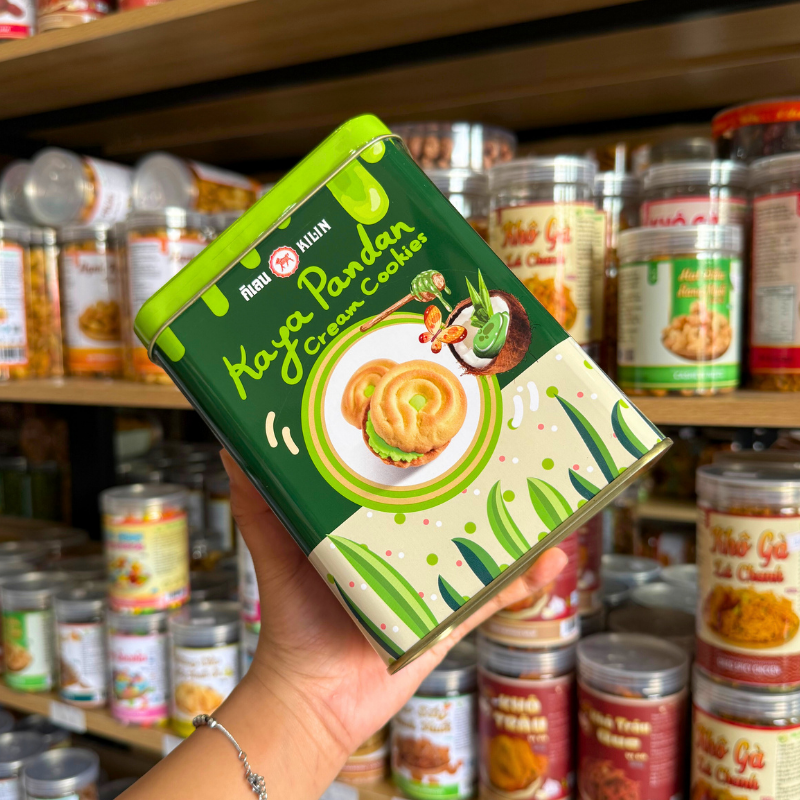 Bánh Quy Nhân Kem Dừa Lá Dứa Hộp Thiếc KILIN Thái Lan 400g - Hộp Xanh Lá Bánh Quy Nhân Kem Dừa Lá Dứa Hộp Thiếc KILIN Thái Lan 400g - Hộp Xanh Lá