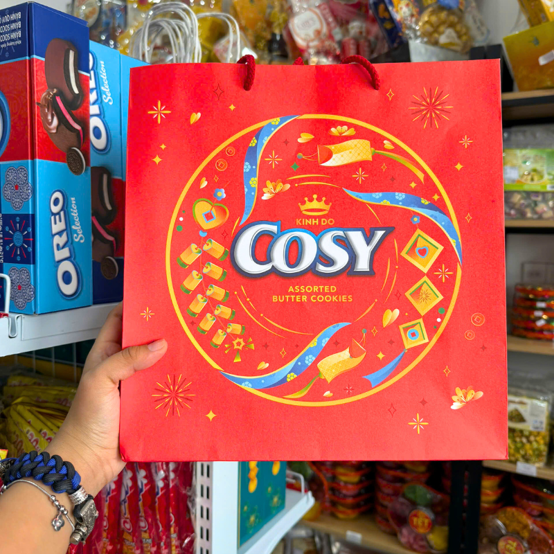 Shop sỉ bánh Cosy Quy Bơ Thập Cẩm Vị Bơ Sữa - Bánh Kinh Đô Cosy Bơ Sữa Hộp Thiếc Tròn Vàng 390Gr - Kèm Túi Shop sỉ bánh Cosy Quy Bơ Thập Cẩm Vị Bơ Sữa - Bánh Kinh Đô Cosy Bơ Sữa Hộp Thiếc Tròn Vàng 390Gr - Kèm Túi